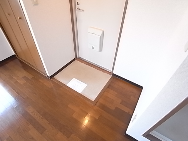 Entrance. There is also a space to put a shoe box.