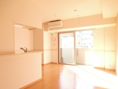 Living and room. Bright living ☆