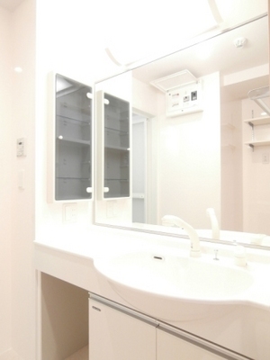 Washroom. Large independent is a wash basin ☆