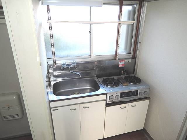 Kitchen. The kitchen is gas stove correspondence.