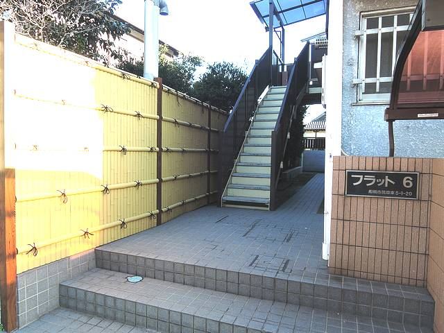 Living and room. I flooring is beautiful ☆