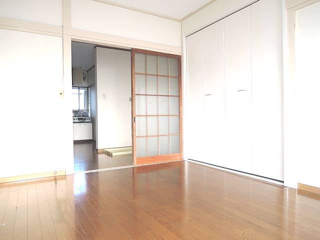 Living and room. The rooms are 7 Pledge of leeway.