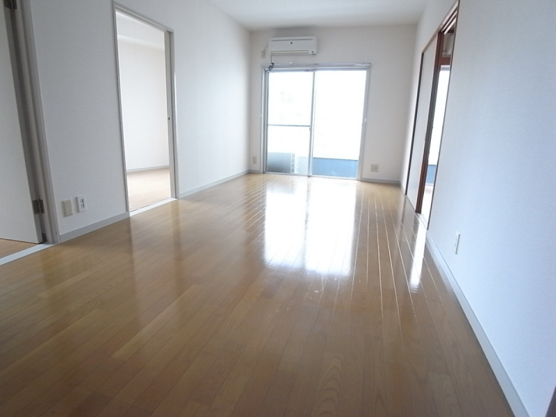 Living and room. Popular Tsudanuma Station Available! !