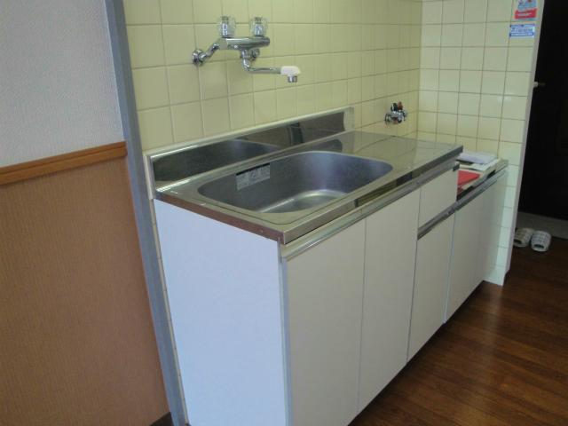 Kitchen. Water around the spread of the kitchen