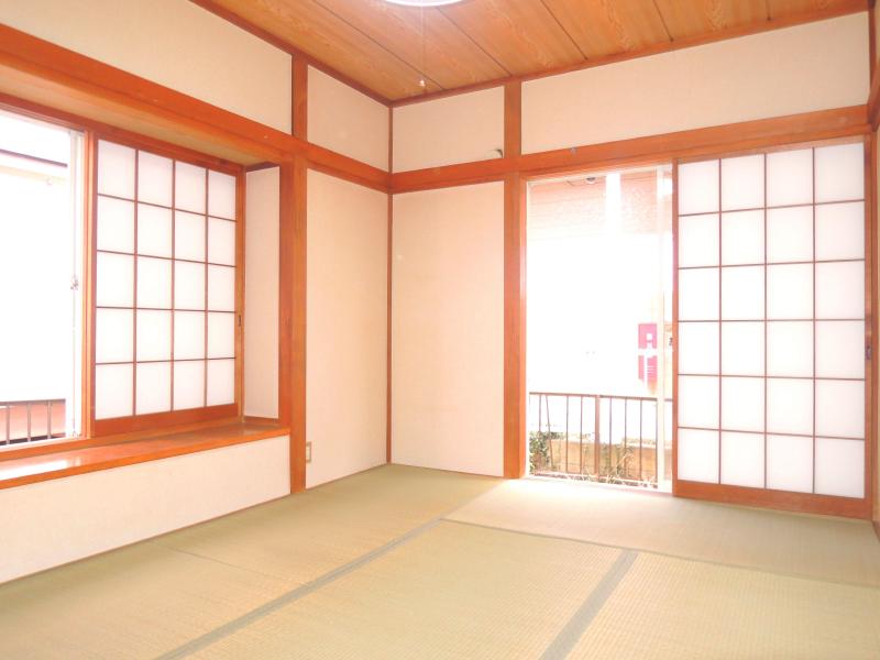 Other room space. Day is good