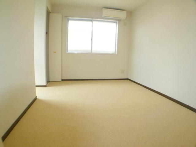 Living and room. It is air-conditioned Western-style. Two-sided lighting.