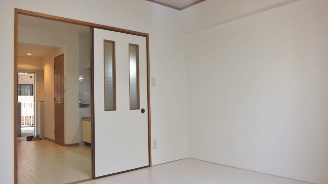 Living and room. Internet-enabled.