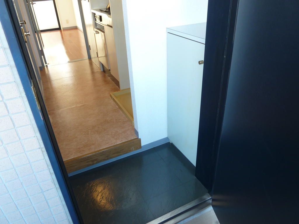 Entrance. It has firmly with Kutsutana the entrance.