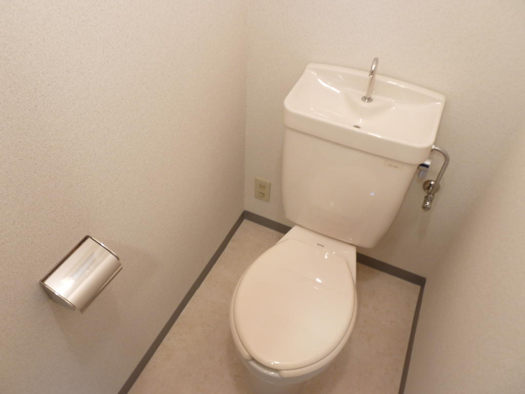 Toilet. I can relax because another bus toilet,