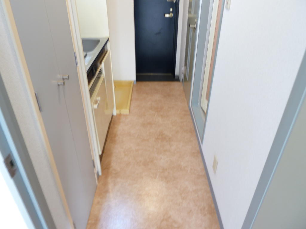 Entrance. It also Yes scold space entrance.