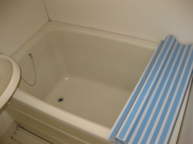 Bath. Bathroom with a window that can be ventilated.