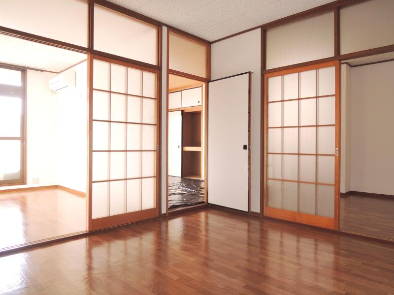 Living and room. Wide 3DK rooms. It is also recommended for family.