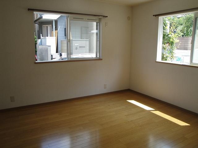 Living and room. This is the recruitment of the corner room