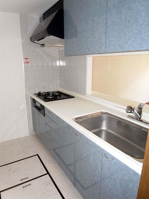 Kitchen. Face-to-face semi-open kitchen is a gas stove and range hood new exchange