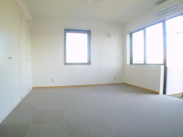 Living and room. Preeminent per yang because it is the top floor corner room.