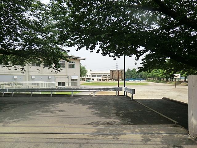 Junior high school. 1430m to bridge junior high school
