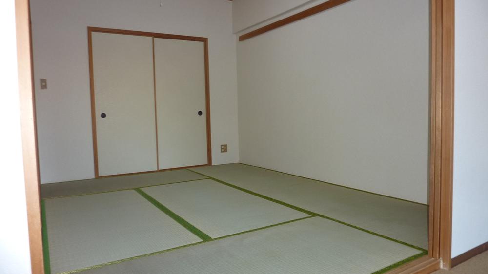 Non-living room. Indoor (11 May 2013) Shooting. It is a serene Japanese-style.