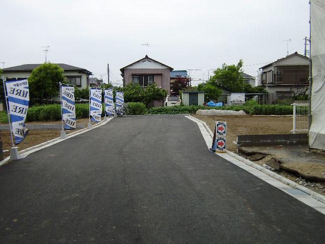 Local photos, including front road. Spacious 6m whole surface road! 