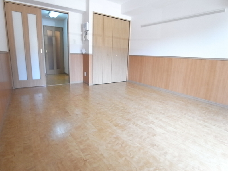 Living and room. Mansion With auto lock!