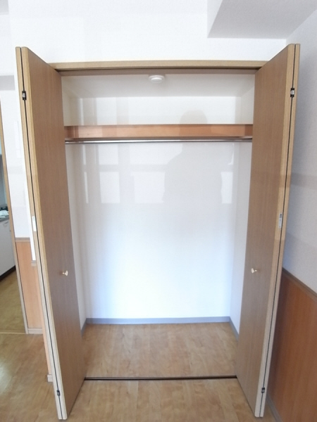 Receipt. Luggage fits clean, with storage