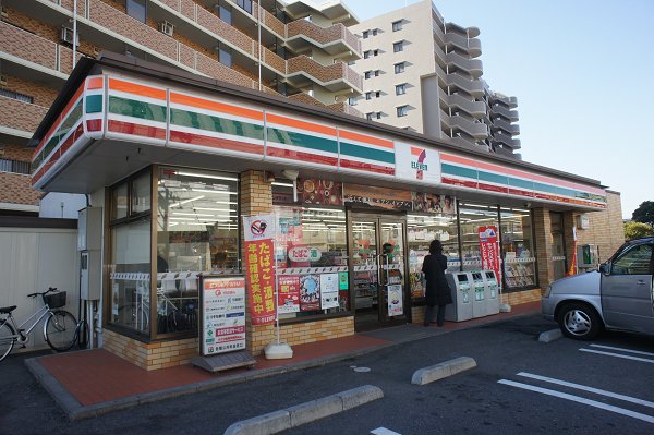 Convenience store. 500m to Seven-Eleven (convenience store)