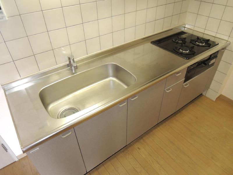 Kitchen. Dishes also washing happy. Hiroi kitchen. 