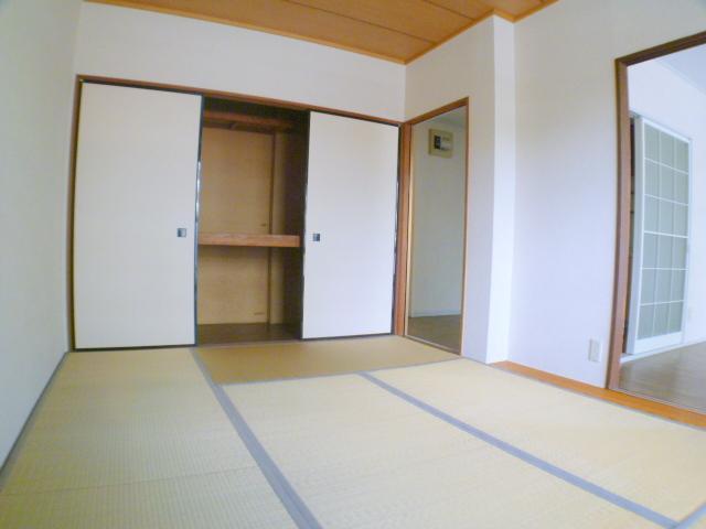 Living and room. Japanese-style room with a large closet there