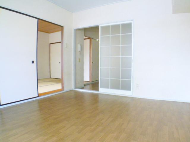 Living and room. Bright's is also towards the kitchen by a partition door to pass through the light