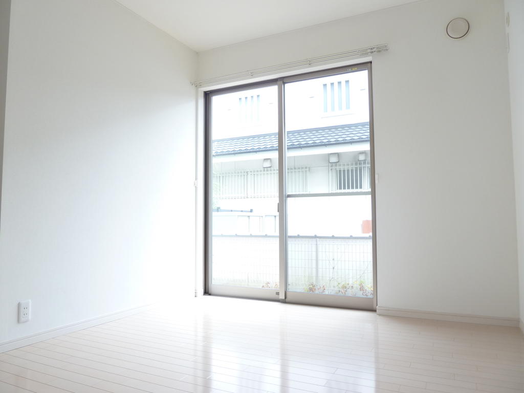 Other room space. Large windows is bright and airy