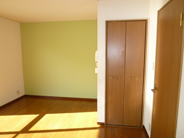 Living and room. Southeast of living in the daytime is bright even without wearing the electrical