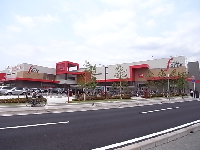 Supermarket. 750m until Berg (super)