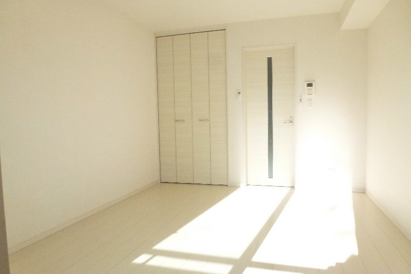 Living and room. Broad Western-style 7.6 Pledge