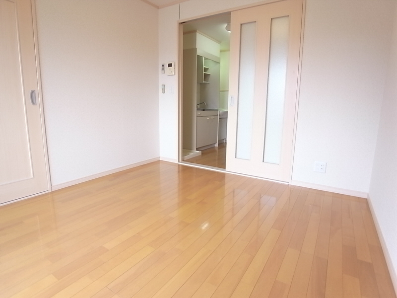 Living and room. Bright living room facing south! It is life-friendly environment