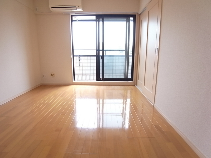 Living and room. It is very pleasant environment in a quiet residential area ☆