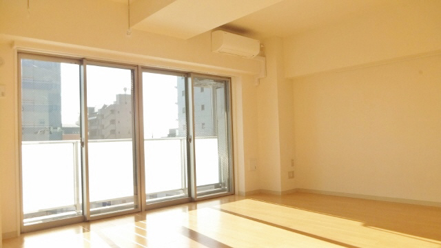 Other room space. It is a bright room