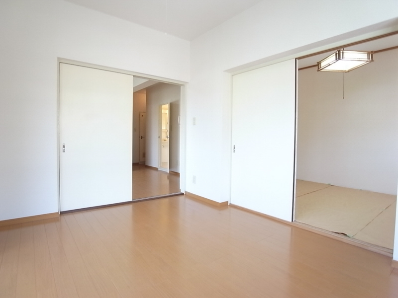 Living and room. Western-style flooring