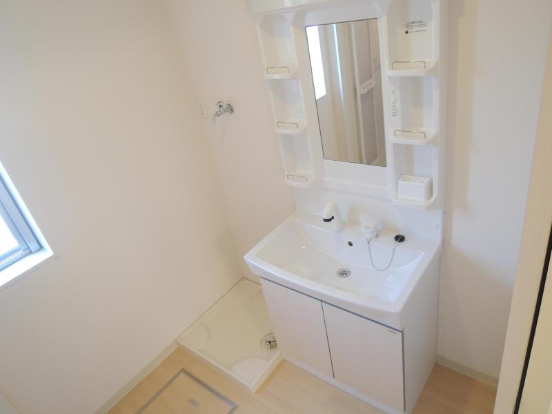 Washroom. With shampoo dresser, There yard indoor washing machine