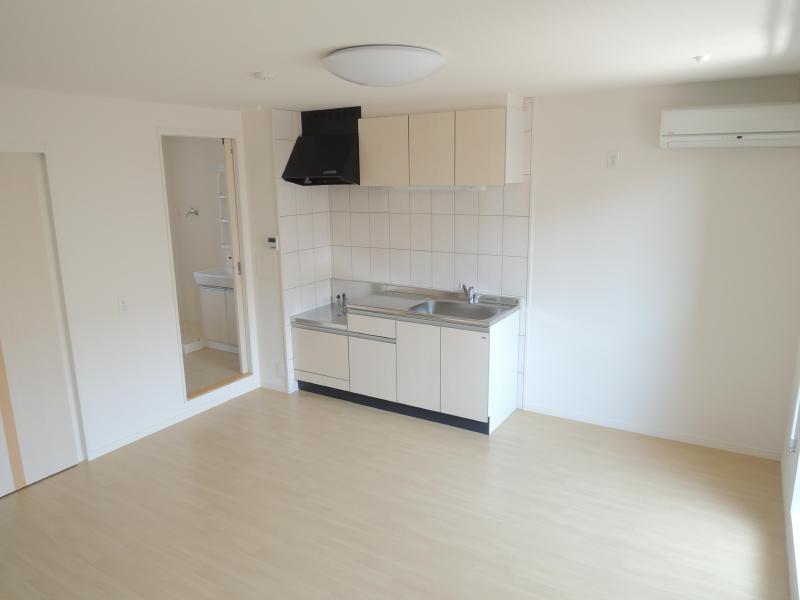 Living and room. Day in the spacious 13 quires good and clean room