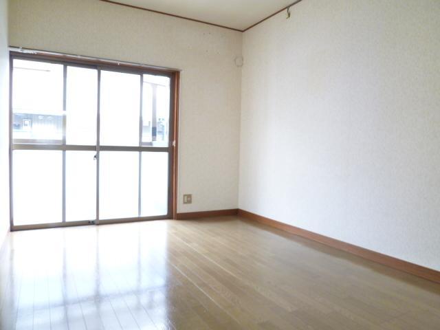 Living and room. Good day at the front road. Bright rooms