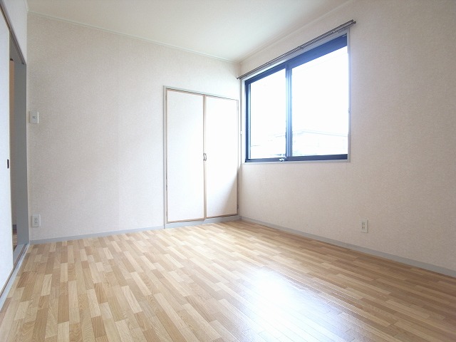 Other room space. There are also Western-style on the north side.