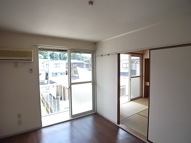 Living and room. Chaimashou connect with neighboring Japanese-style room. 