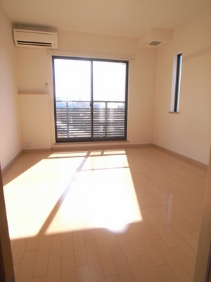 Living and room. Bright and produce a room with large windows ☆