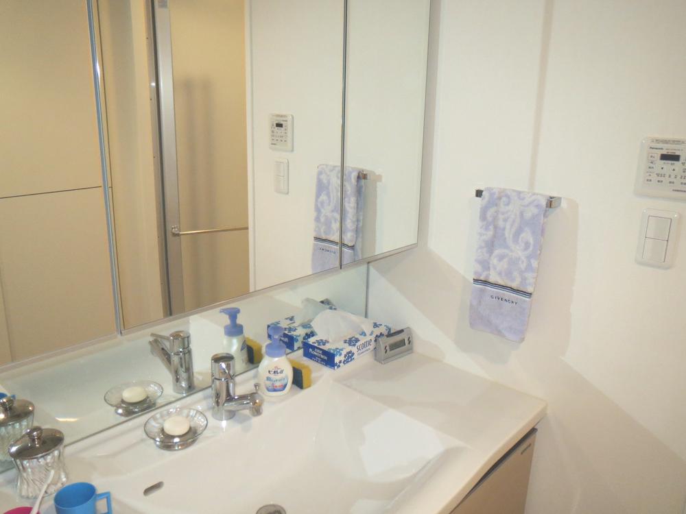 Wash basin, toilet. Indoor (11 May 2013) Shooting