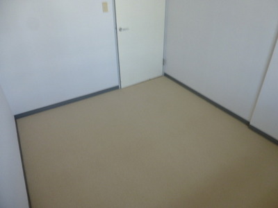 Living and room. It is bonded carpet
