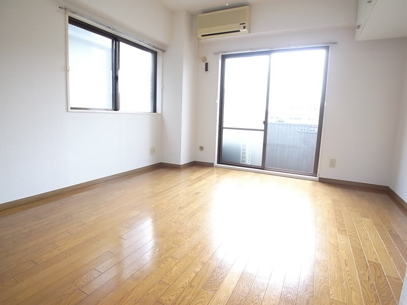Living and room. It is very pleasant environment in a quiet residential area ☆