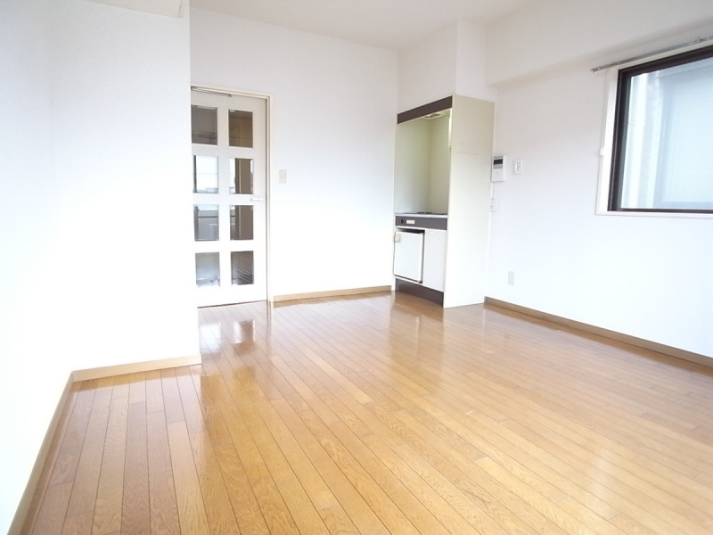 Living and room. Bright living room facing south! It is life-friendly environment