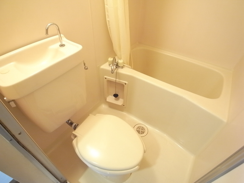 Bath. Effective use of space! 2-point unit bus