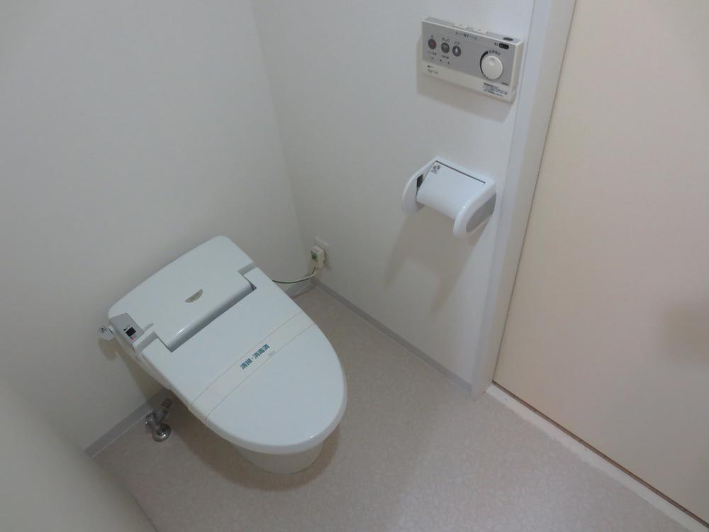 Toilet. Indoor (11 May 2013) Shooting