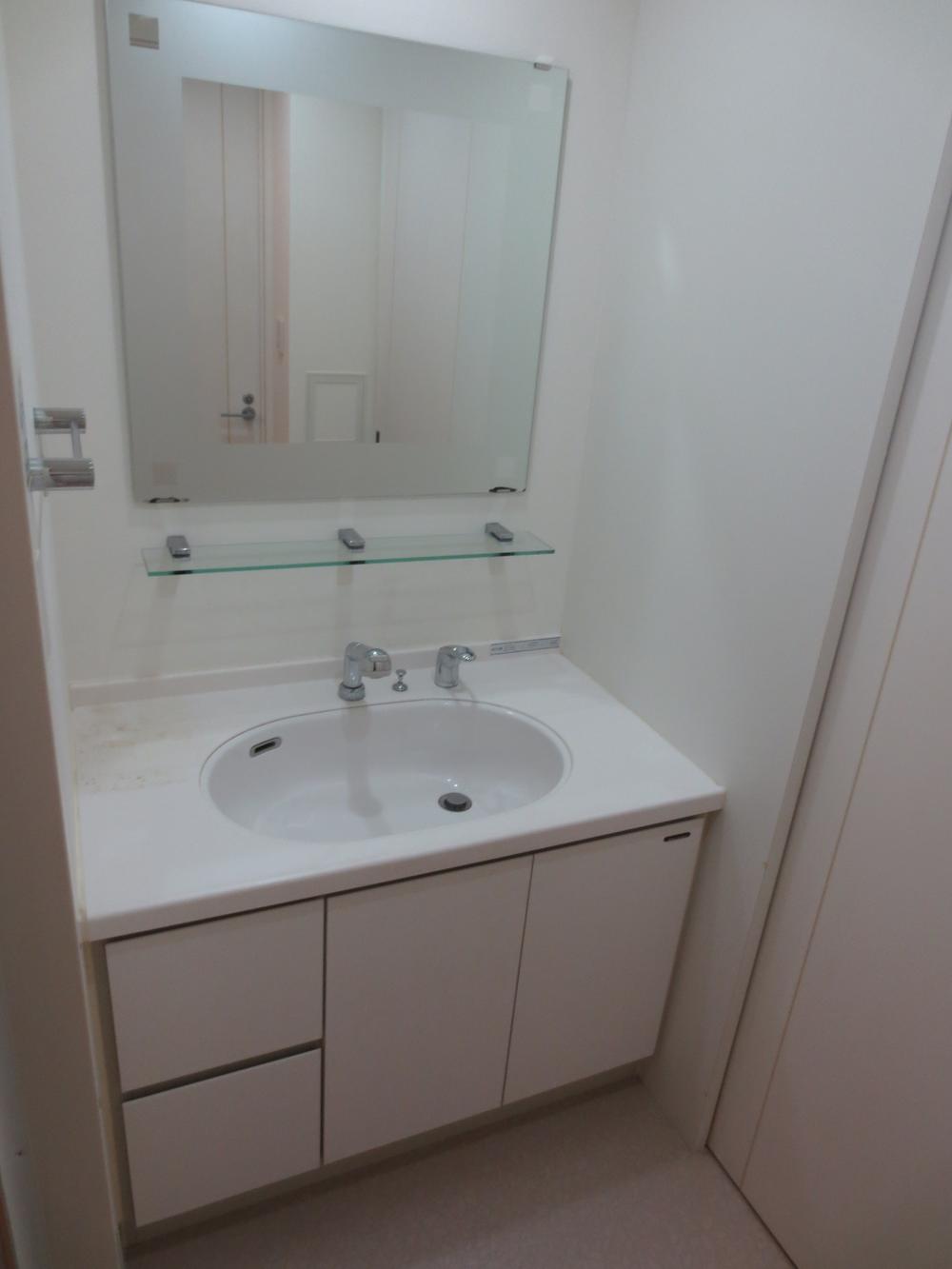 Wash basin, toilet. Indoor (11 May 2013) Shooting