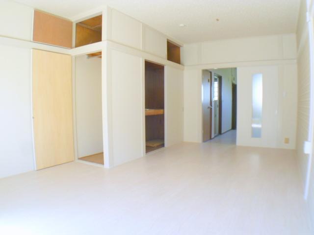 Living and room. Wide of in sooo beautiful